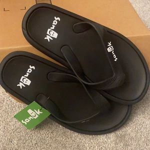 Men’s size 9 Sanuk flipflops. New.